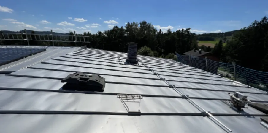 Dach aus Edelstahl mit Solarmodulen