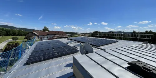 Dach aus Edelstahl mit Solarmodulen