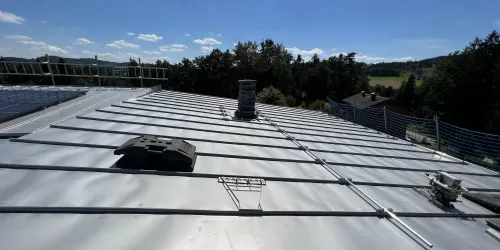 Dach aus Edelstahl mit Solarmodulen